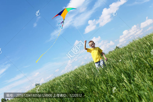 小男孩在戶外