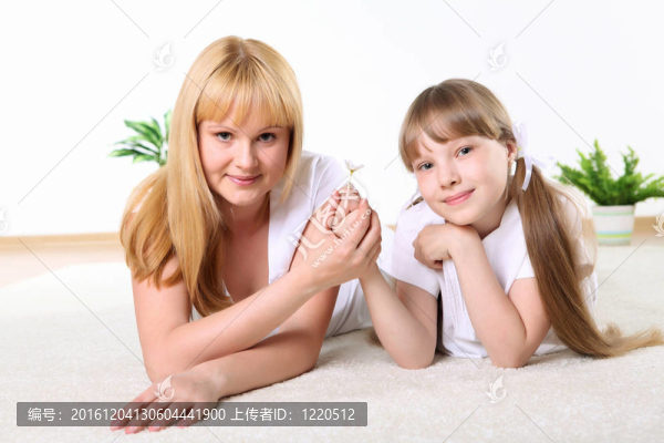 母親與女兒在工作室