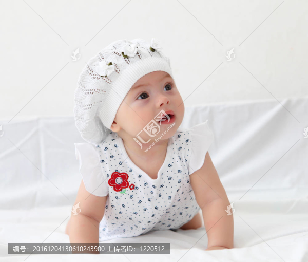 嬰兒戴帽子的嬰兒