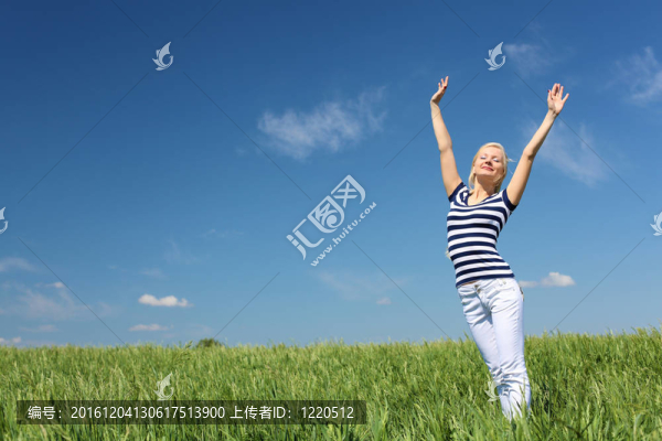 年輕金發(fā)女郎戶外