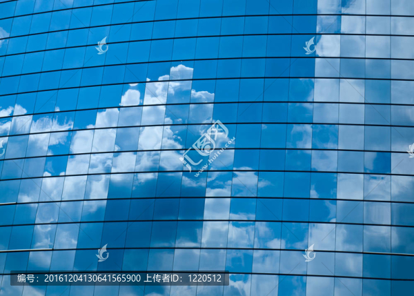 現(xiàn)代辦公建筑窗戶反射的云