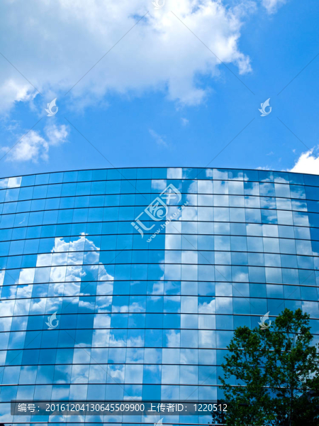 現(xiàn)代辦公建筑窗戶反射的云