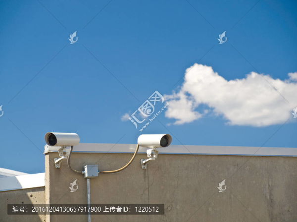 在建筑物側(cè)面進(jìn)行監(jiān)視的安全攝像機(jī)