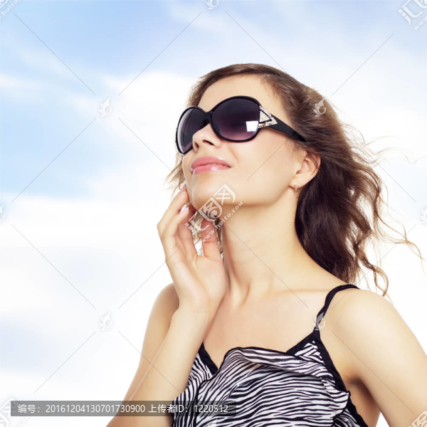 微笑的年輕女士帶著太陽鏡