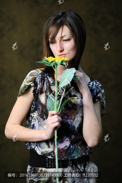帶黃色花的女人