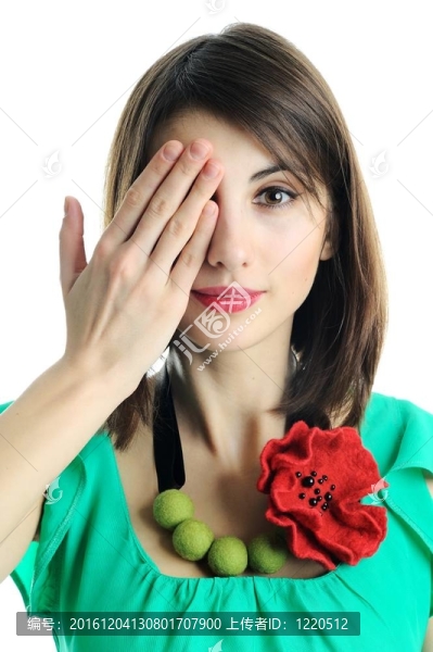 女人閉上了她的臉