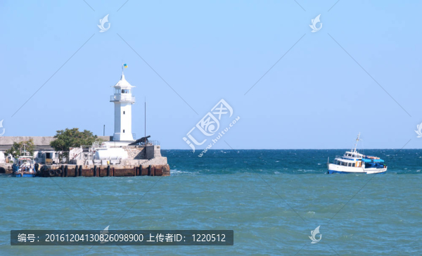 海灣里的小燈塔和海上的船