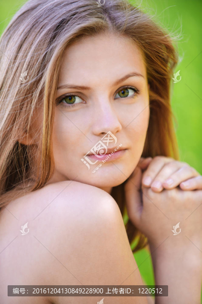 年輕漂亮的金發(fā)女人的肖像
