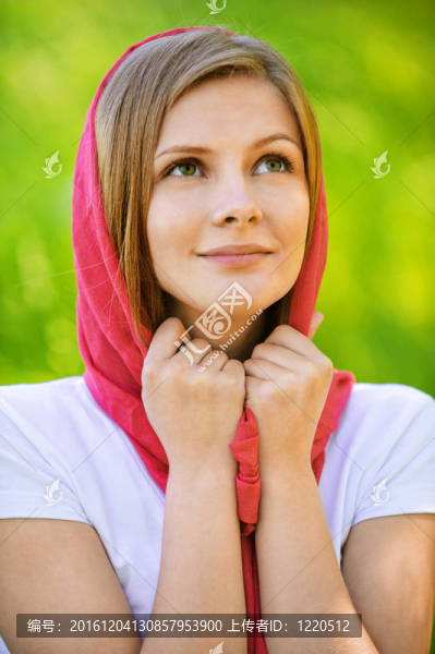 紅色披肩中的年輕女性肖像