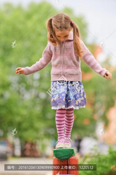 可愛的小女孩在操場上