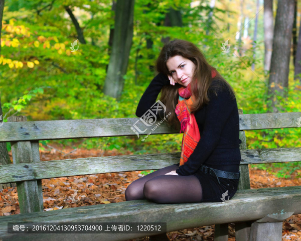 在秋天公園的年輕女人