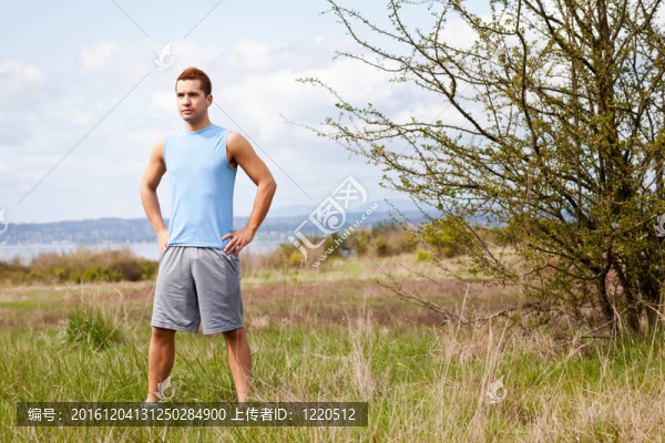 混血男子笑著