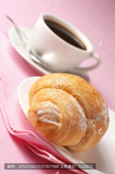 牛角包和黑咖啡