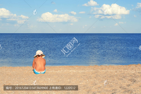 坐在海灘上的女孩