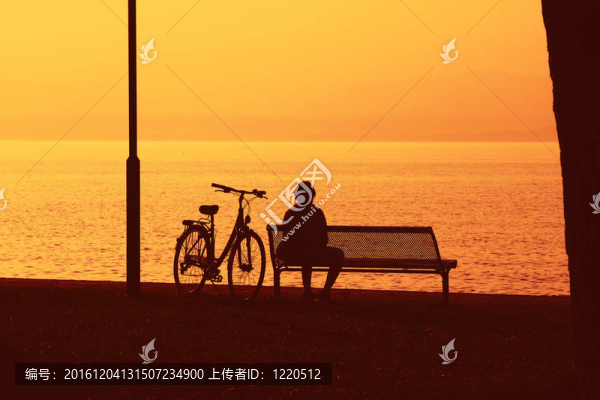 淑女和自行車的輪廓眺望大海