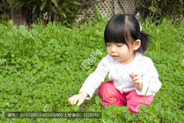 在公園里玩的小女孩
