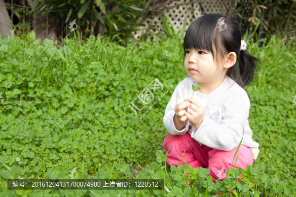 在公園里玩的小女孩
