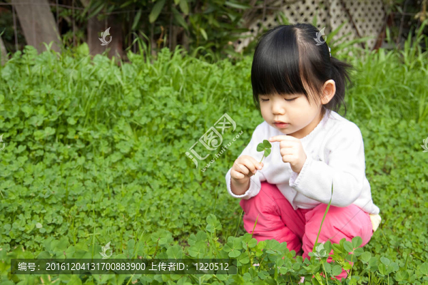 在公園里玩的小女孩