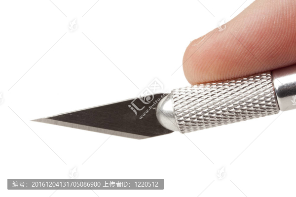 一個(gè)閃亮的銀色切割器具