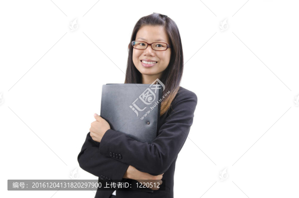 年輕的商業(yè)女性在白色背景下站著文件