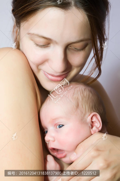 快樂母親與新生嬰兒