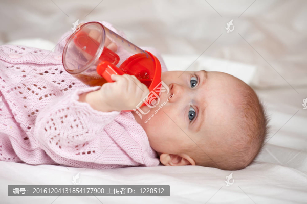 用吸管杯的小女孩