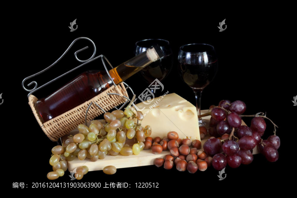 葡萄和奶酪的干邑瓶