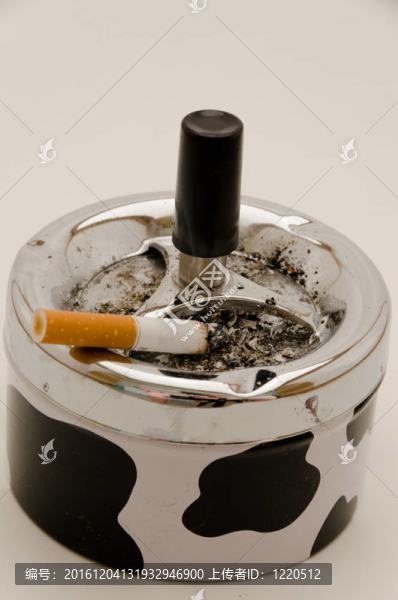 燃燒的香煙在煙灰缸