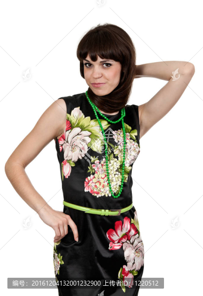 穿著黑色絲綢連衣裙的女人