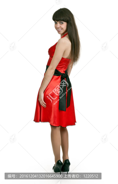 穿紅衣服的女人轉(zhuǎn)過身來