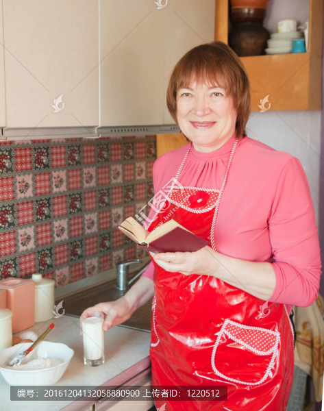 女人與食譜制作面團(tuán)