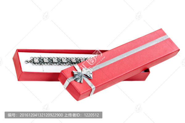帶項鏈的打開紅色禮品盒