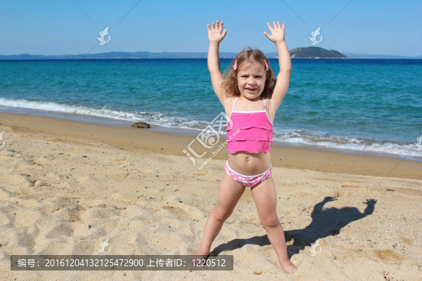 小女孩舉起手來