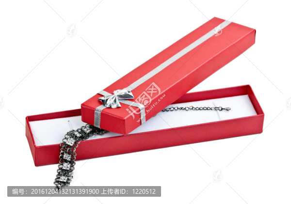 帶項鏈的打開紅色禮品盒