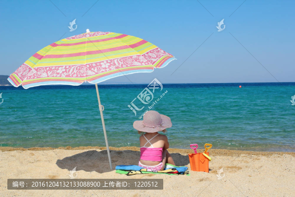 坐在海灘上的小女孩
