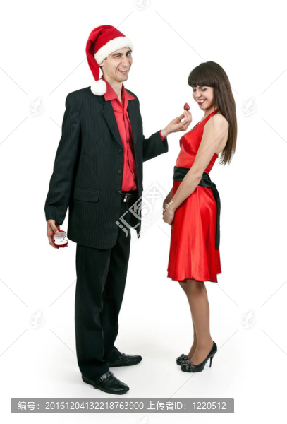在Santa戴帽子的男人帶來(lái)草莓