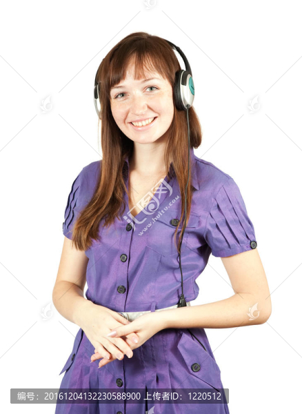 女孩在耳機里聽音樂