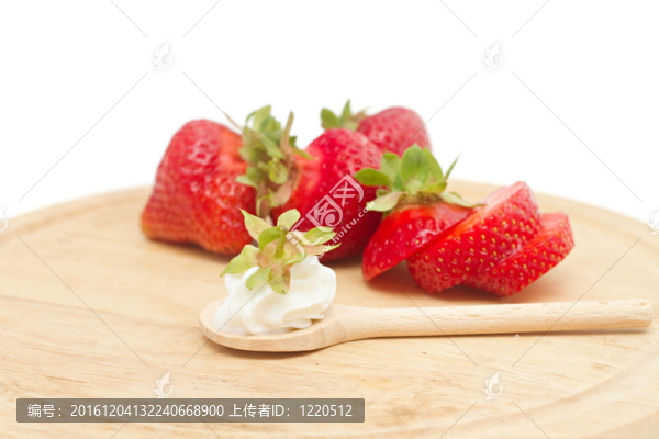 白色的木板上的草莓