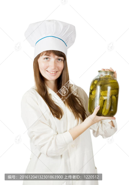 廚師拿著腌黃瓜