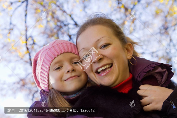 快樂的女人和她的女兒
