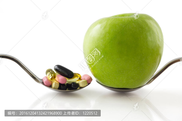 用蘋(píng)果與勺子與藥丸的勺子。