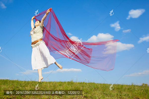 美麗的嬉皮女孩紅色織物