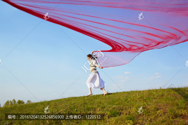 美麗的嬉皮女孩紅色織物