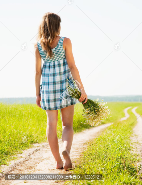鄉(xiāng)間小路上的女孩