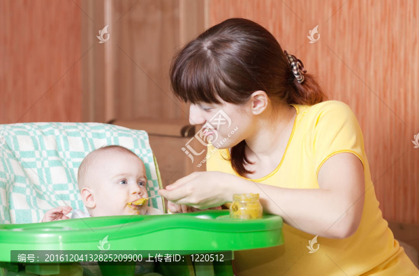 母親在家喂養(yǎng)嬰兒