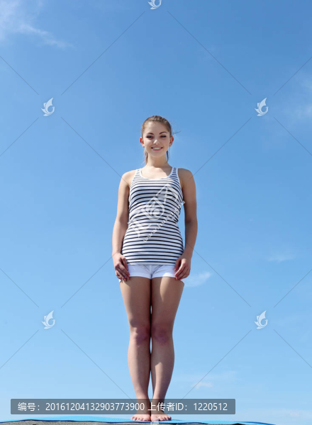 一個(gè)年輕女子做運(yùn)動(dòng)的畫像