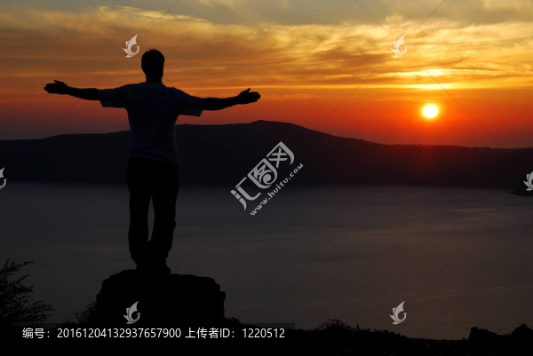 圣托里尼上日落海岸的男人
