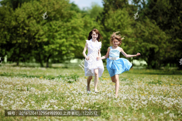 兩個(gè)女孩在公園里玩