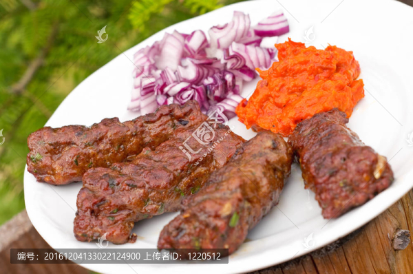 與ajvar醬和紅洋蔥cevapcici