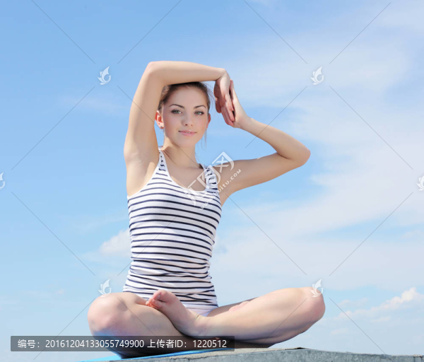 一個年輕女子做運動的畫像